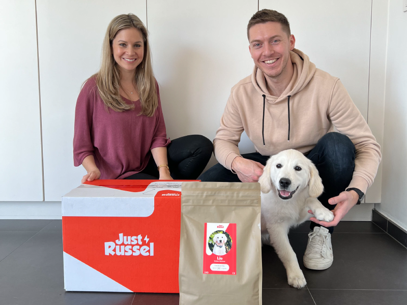 belgianfitcouple met golden retriever puppy zijn klanten van just russel