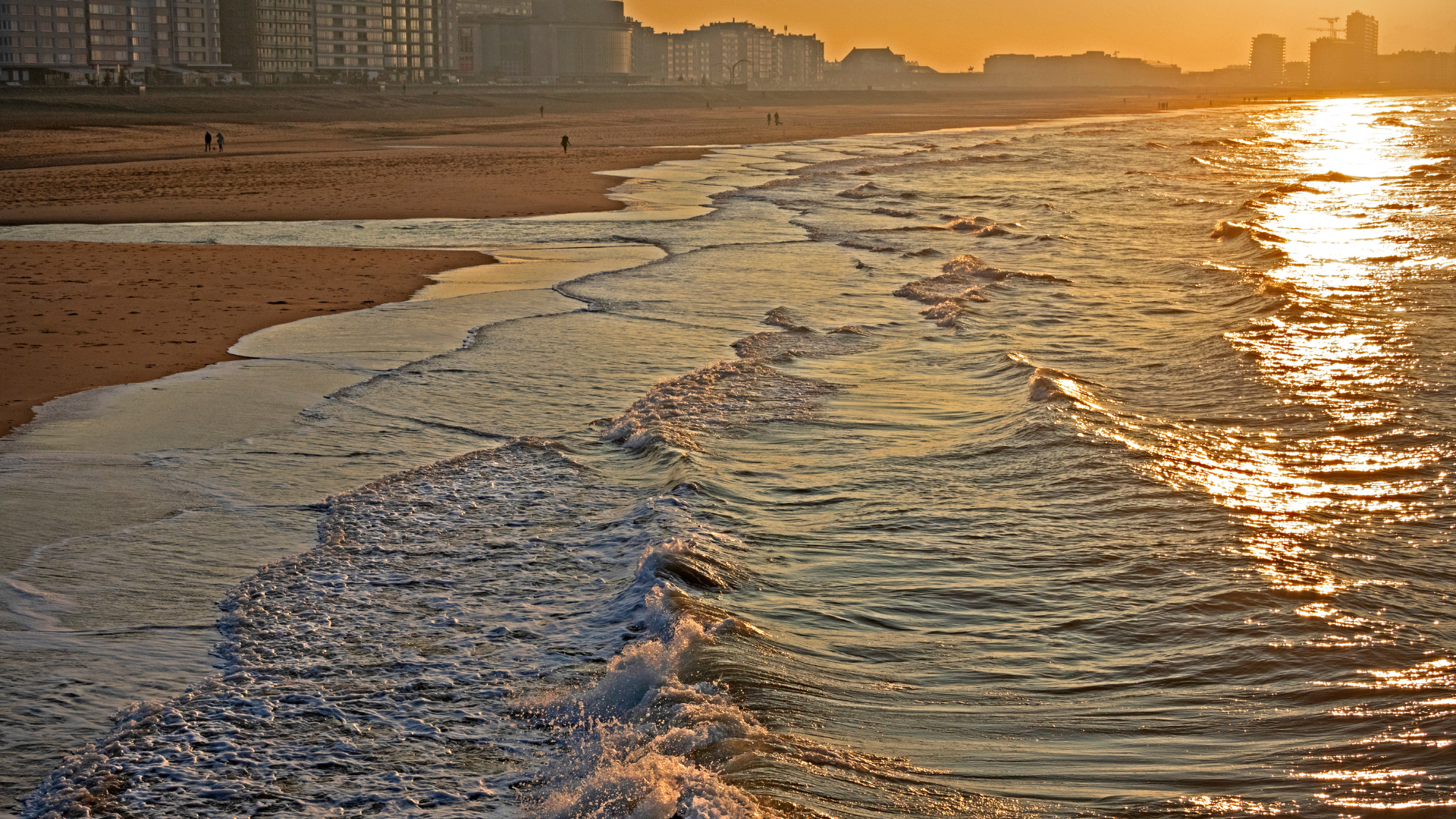 Le soleil se couche sur la plage d'Ostende