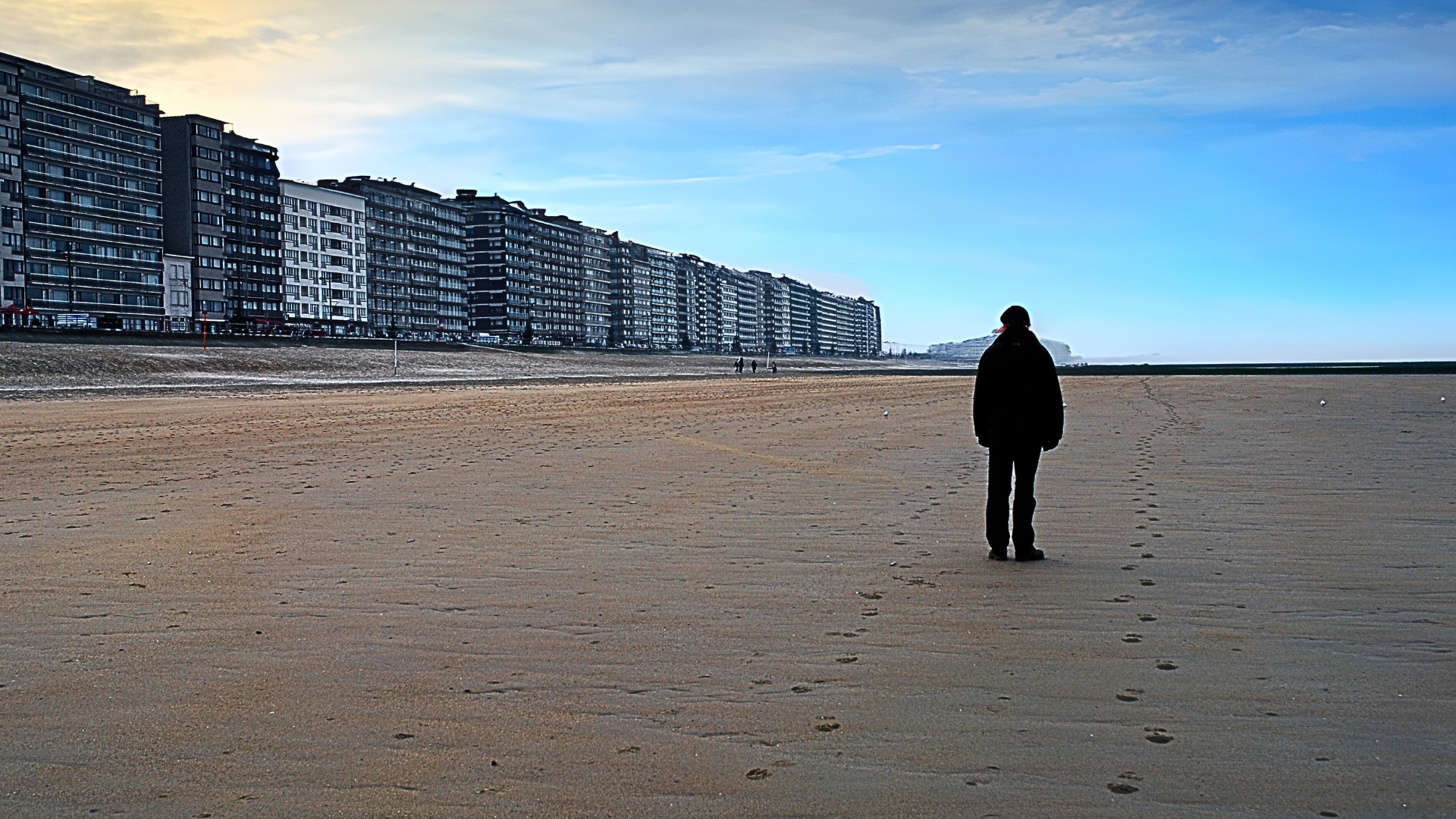 Un homme se balade sur la plage de Middelkerke