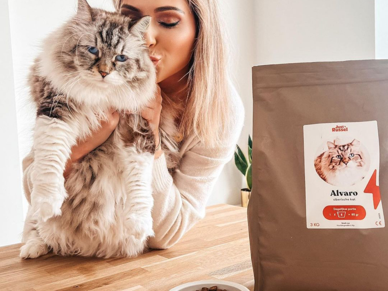 Camille met kat en kattenvoeding van kwaliteit