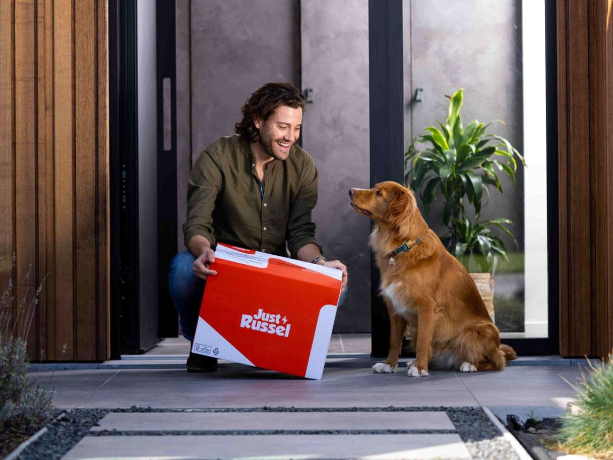 Baasje krijgt hondenvoeding gratis aan huis geleverd voor zijn hond