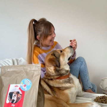 Jolien van Busselen met haar hond Zip