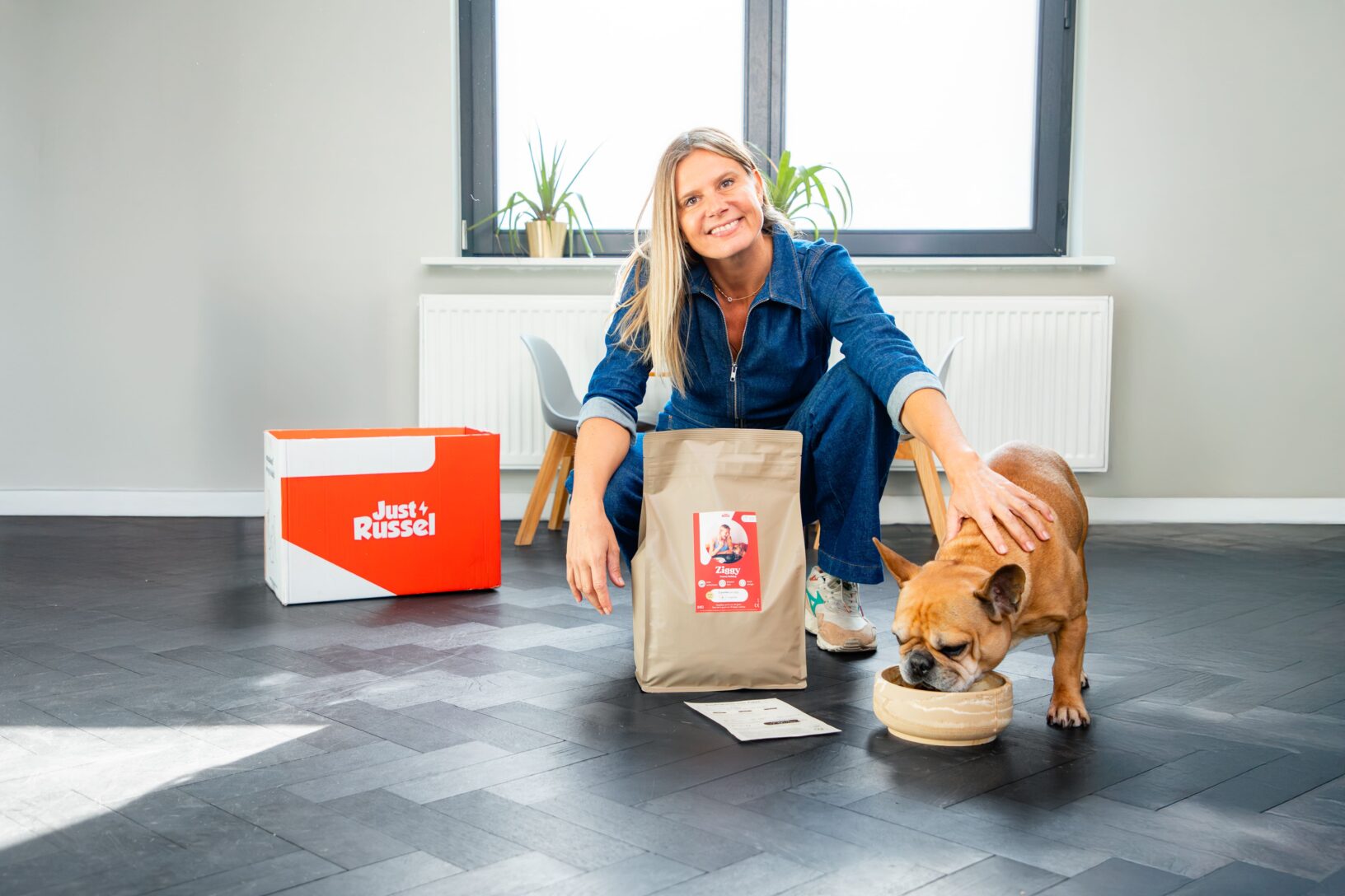 Nathalie Meskens en haar hond Ziggy die gepersonaliseerde voeding van Just Russel eet.