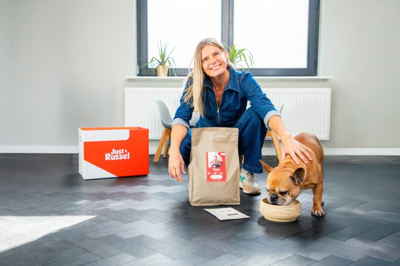 Nathalie Meskens en haar hond Ziggy die gepersonaliseerde voeding van Just Russel eet.