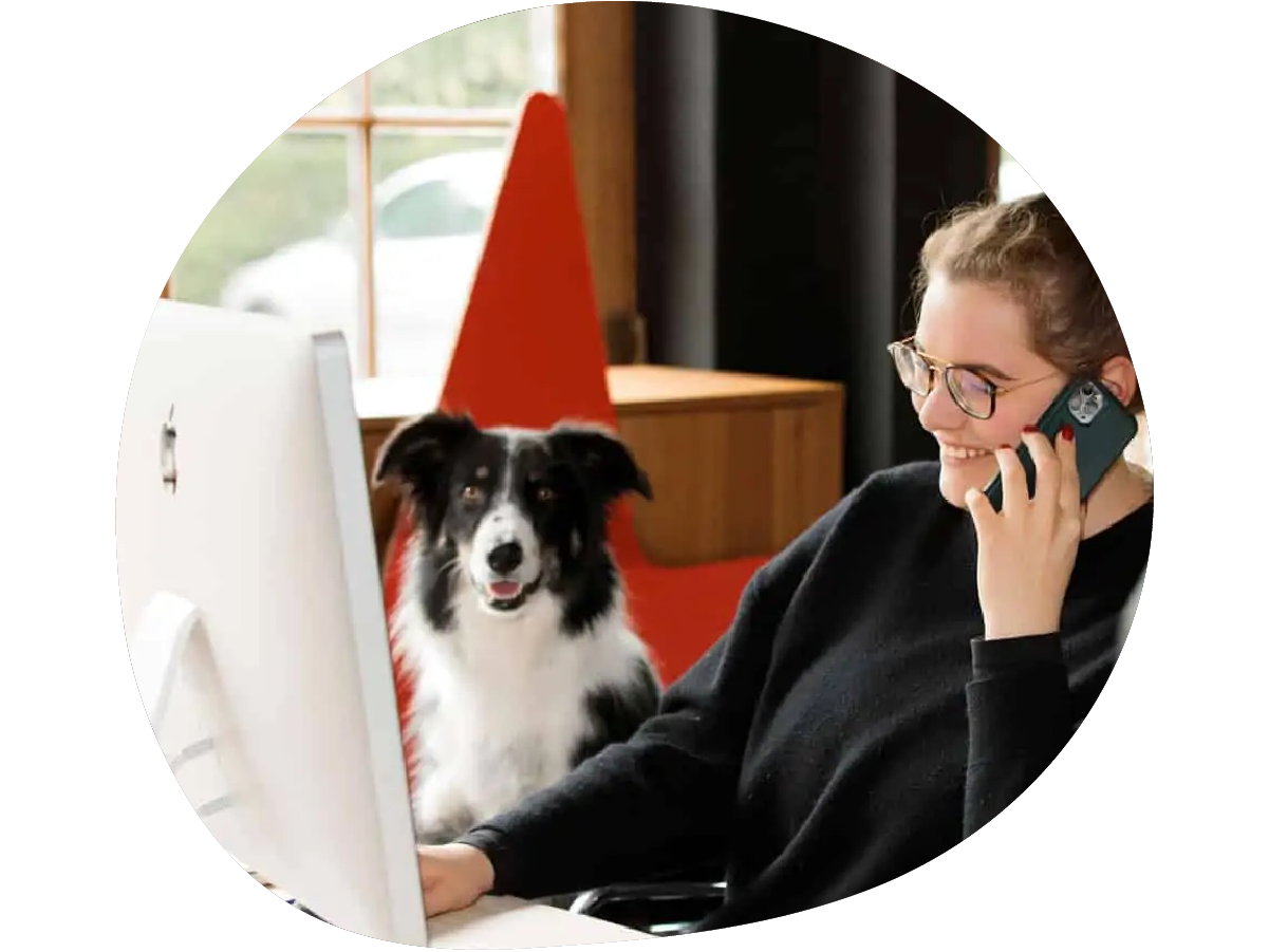 Adorine met hond die helpt met te beantwoorden op je vragen over je levering