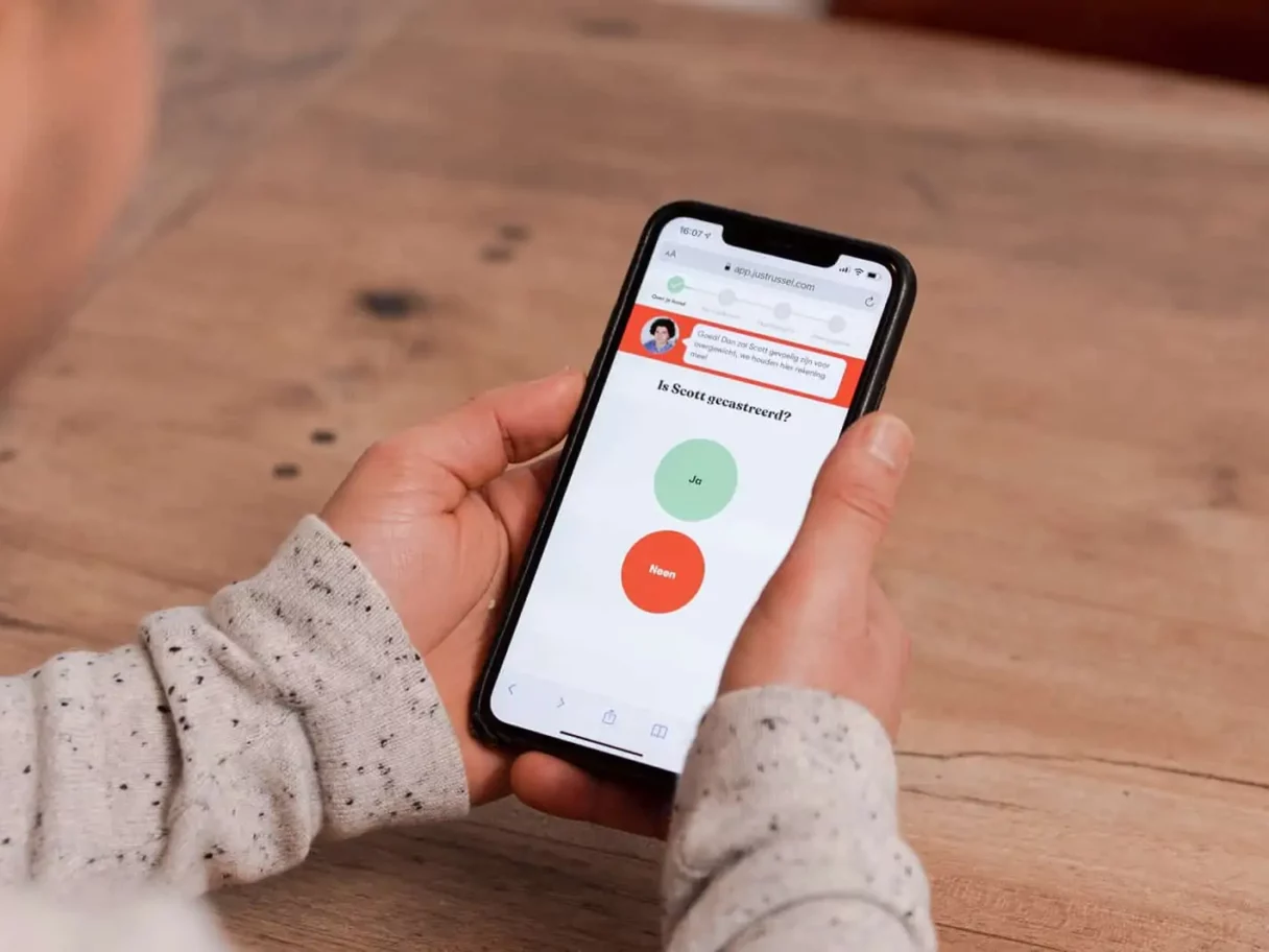 persoon gebruikt de just russel app op zijn smartphone