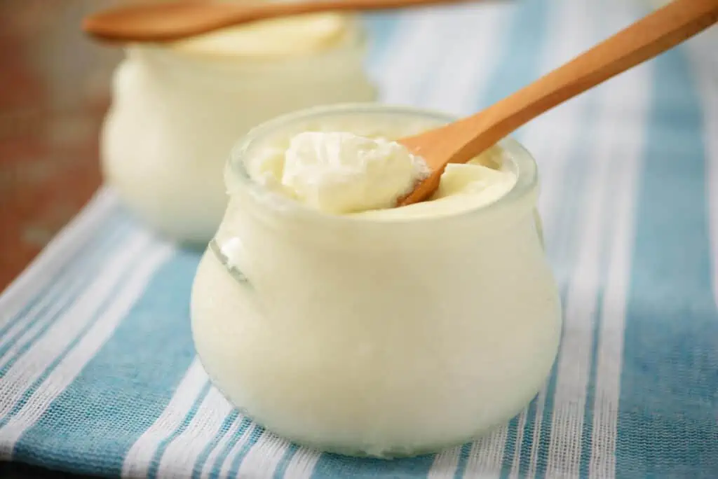 Yoghurt pot op tafel