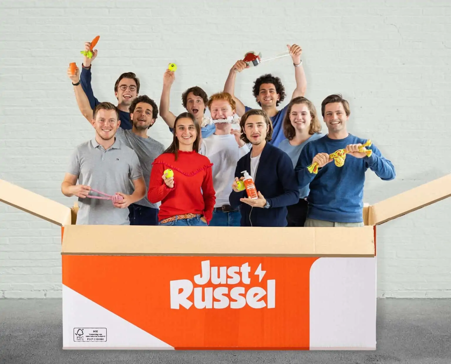 het team van just russel in een just russel doos